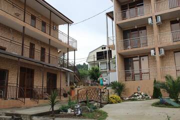 Трехместный номер с балконом в Гостевом доме Гостевой дом "Огонёк"